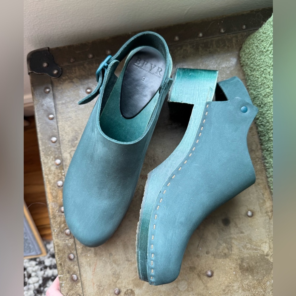 Bryr Daphne Block Heel Monochrome Clogs in Juniper 39/9